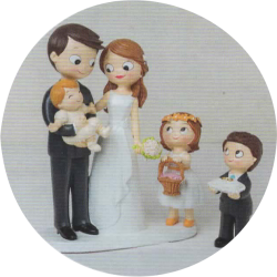 Figura de novios con bebe en brazos