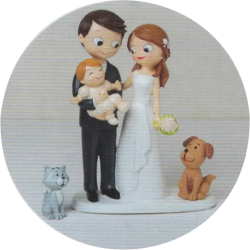 Figura de novios con bebe en brazos