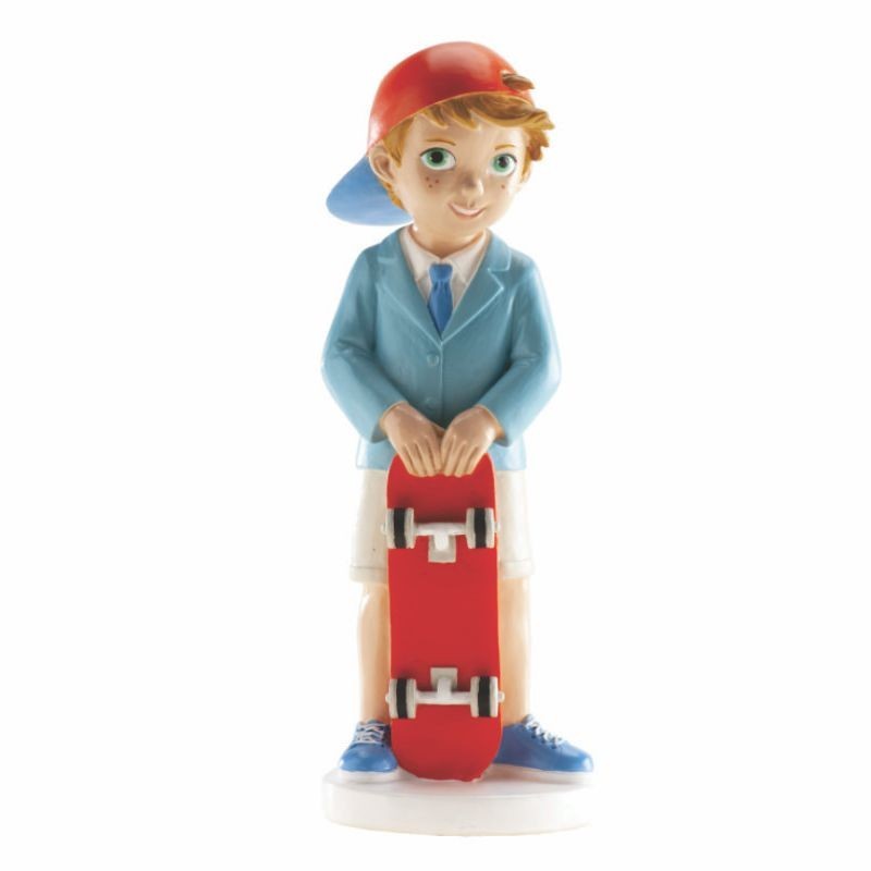 Figura niño con monopatín y gorra