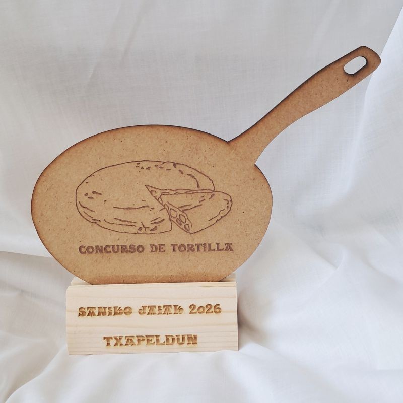 Trofeo madera personalizado con forma de sartén. Trofeo concurso de tortilla